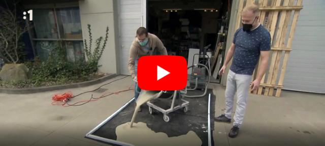 Multifunkční pomocník na nivelační směsi